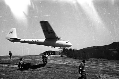 Wiosna '49. Start szybowca Olimpia SP-441. Foto: Ryszard Witkowski.