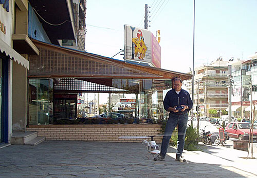Przed sklepem modelarskim w Atenach Alexowi nie przeszkadza ruch uliczny